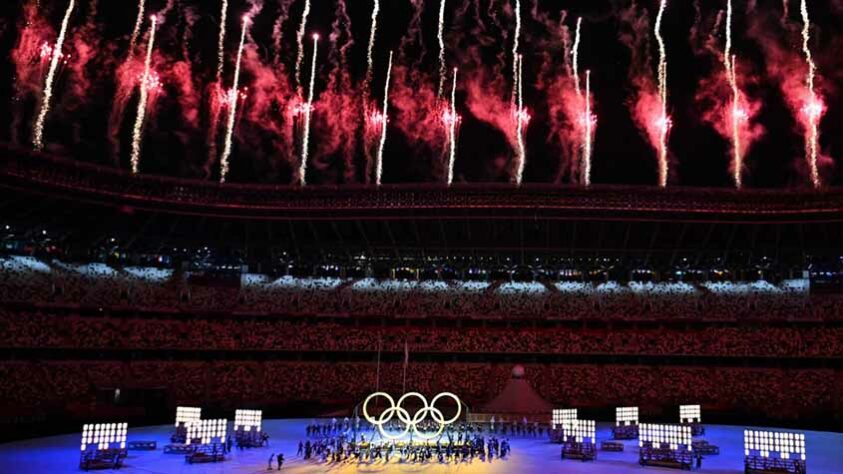 Confira aqui as mais incríveis fotos da Cerimônia de Abertura dos Jogos Olímpicos de Tóquio. Abrimos com a explosão de vermelho dos fogos de artifício dando início a cerimônia.