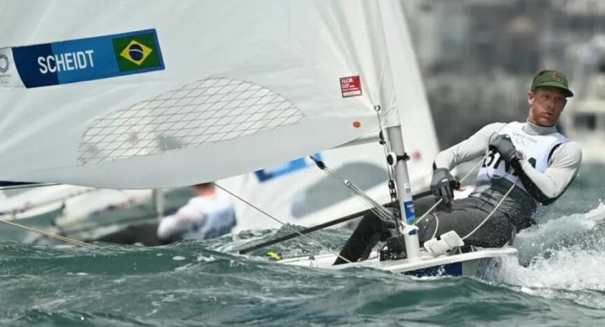 Robert Scheidt ficou em 8º lugar na sétima regata e em 12º lugar na oitava regata da categoria laser da vela. Scheidt, assim, caiu do terceiro para o quarto lugar na classificação geral.