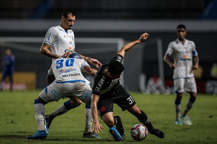 CSA: Sobe - O atacante Gabriel foi o melhor jogador da equipe alagoana, e aproveitou os espaços dados pelo lado direito. Foi de seus pés que saíram as melhores chances e o gol de empate. Ernandes fez uma boa estreia e marcou o segundo gol. / Desce: A defesa do time alagoano bateu cabeça no lance do gol do Vasco, com falhas individuais e coletivas.