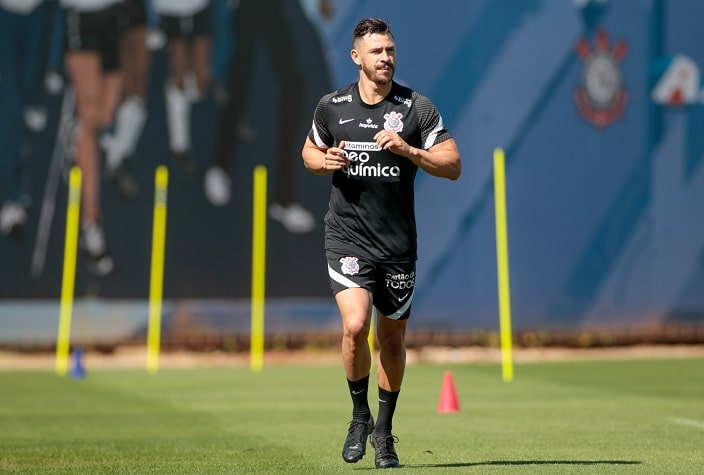 O meia está sendo acompanhado pelo preparador Fabrício Pimenta.