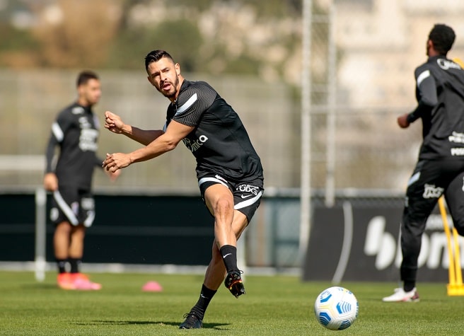 Aos poucos, Giuliano vai sendo integrado ao ritmo do grupo