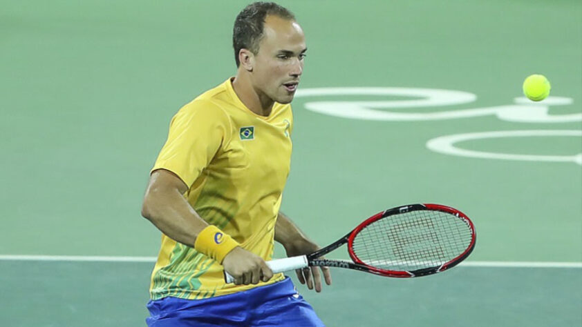 A delegação brasileira sofreu uma baixa para os Jogos Olímpicos de Tóquio. O tenista Bruno Soares, parceiro de Marcelo Melo, foi diagnosticado com uma apendicite e foi cortado da Olimpíada. Ele precisará passar por uma cirurgia. Marcelo Demoliner será o novo parceiro de Marcelo Melo.