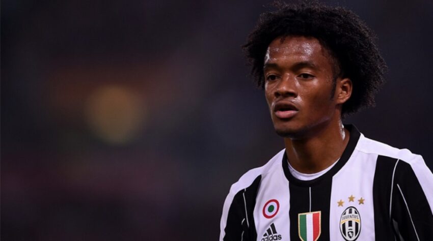 ESQUENTOU - A Juventus irá buscar a renovação contratual com Cuadrado após a participação do atleta na Copa América, segundo o "Corriere dello Sport". O colombiano possui vínculo com a Velha Senhora até 2022, e a ideia dos italianos é estender o acordo por mais uma temporada.