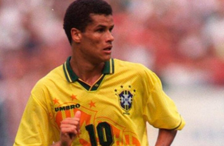 RIVALDO foi designado para ser o camisa 10 da Seleção Brasileira. Porém, teve atuação abaixo do esperado na competição.