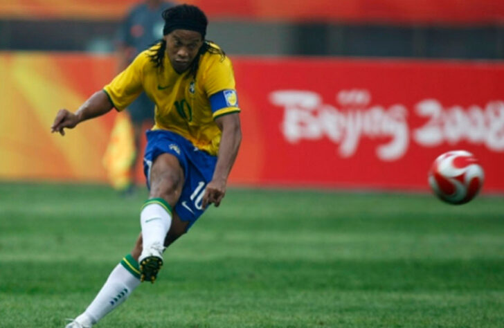 RONALDINHO foi outro "veterano" chamado por Dunga. Mas, à exceção dos dois gols no 5 a 0 sobre a Nova Zelândia, teve altos e baixos. Outro jogador acima de 23 anos chamado inicialmente, Robinho foi cortado por lesão e deu lugar ao volante Ramires, que estava na faixa do sub-23. 