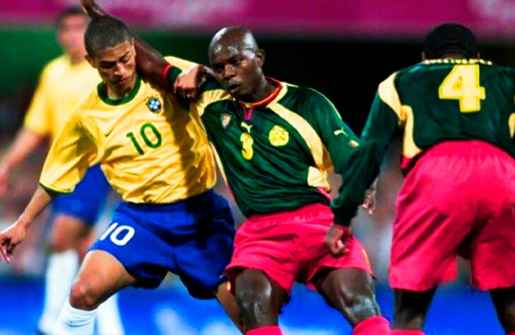 O técnico Vanderlei Luxemburgo optou por não levar jogadores acima de 23 anos para os Jogos Olímpicos de 2000. Com dois jogadores a mais, a Seleção Brasileira que tinha nomes como Hélton, Alex e Ronaldinho foi eliminada com uma derrota por 2 a 1 no "gol de ouro" nas quartas de final.