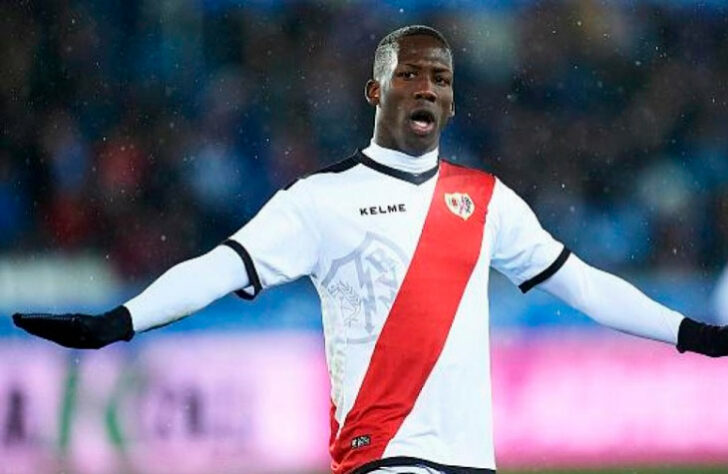 ESQUENTOU - O Boca Juniors se aproxima de sacramentar a chegada de Luis Advíncula, lateral-direito do Rayo Vallecano. O peruano foi liberado pelo clube espanhol e não vai realizar a pré-temporada com seus colegas, o que deixa o futuro ligado a La Bombonera.  Agora, resta saber quais serão os próximos capítulos e quando Advíncula desembarca em solo argentino para defender o Boca.