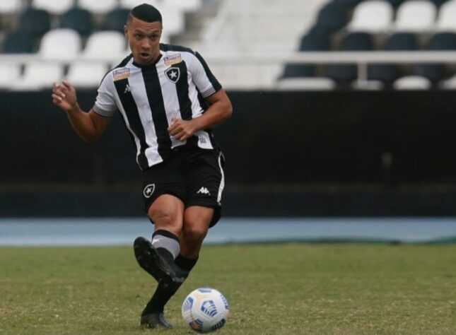 FECHADO - O Botafogo vai renovar o contrato do zagueiro Ewerton com vínculo até o final de 2023. Além disso, a multa rescisória do atleta de 20 anos ficará em 15 milhões de dólares, para clubes do exterior, e em 13 milhões de dólares, para equipes do futebol brasileiro. A informação é do jornalista Matheus Mandy.