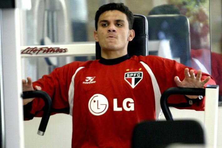 Fábio Santos - agora, os jogadores que entraram no segundo jogo da final. O lateral-esquerdo Fabio Santos foi revelado pelo São Paulo, conquistando a Libertadores, o Mundial e o Paulista de 2005.