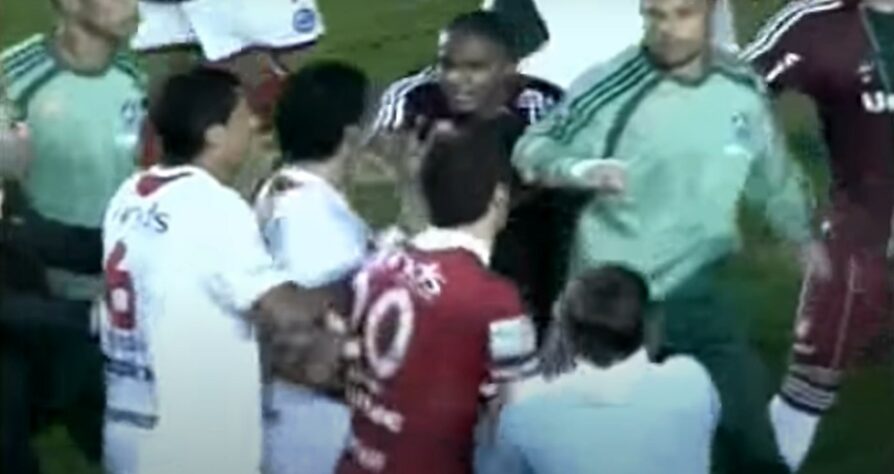 O Fluminense venceu o Argentinos Juniors por 4 a 2, pela fase de grupos da Libertadores 2011, em jogo que teve confusão no fim. Os jogadores do Flu foram comemorar o triunfo festejando no centro de campo, os argentinos não gostaram, e a situação virou briga. "Nós apanhamos até da polícia e dos seguranças do estádio", disse Rafael Moura. No vestiário, a delegação do Fluminense ainda levou um susto: uma placa de publicidade foi arremessada contra a porta. Por sorte, ninguém saiu ferido com gravidade.