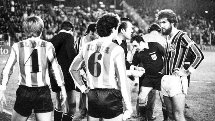 Em duelo histórico da Libertadores de 1983, na Argentina, Grêmio e Estudiantes-ARG se enfrentaram em jogo da fase semifinal, que na época era composta por três times e jogos de ida e de volta. A delegação do Grêmio foi alvo de pedras no caminho para a partida e um foguete quase atingiu a cabeça de Hugo de León antes do jogo. Os argentinos saíram perdendo por 3 a 1 e decidiram apelar, mesmo que isso custasse expulsões (e foram quatro). Abusando da violência, o Estudiantes ainda buscou empate por 3 a 3 com apenas sete atletas. No fim da partida, torcedores do Estudiantes cercaram o vestiário do Grêmio e apedrejaram novamente o ônibus do Grêmio.