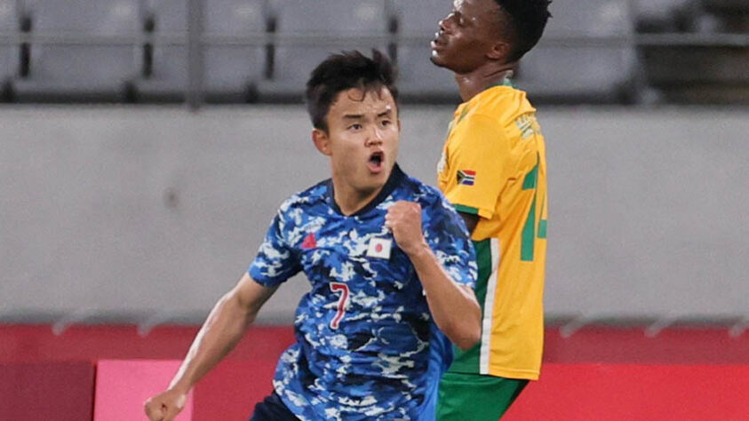 Jogador japonês de futebol comemora conquista em cima do time da África do Sul.