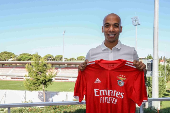 FECHADO - O Benfica anunciou nesta terça-feira a contratação do meio-campista João Mário, de 28 anos, que jogou a última temporada pelo rival Sporting. O atleta chega sem custos para a equipe de Jorge Jesus, após rescindir seu contrato com a Inter de Milão.