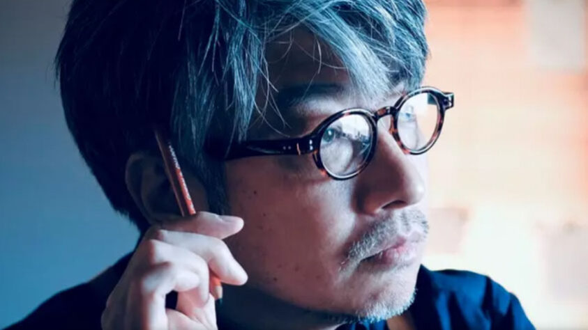 Na véspera da Cerimônia de Abertura dos Jogos Olímpicos de Tóquio, o diretor da cerimônia Kentaro Kobayashi pediu demissão do cargo. O motivo foi o vazamento de um vídeo onde ele faz piada com o Holocausto. 