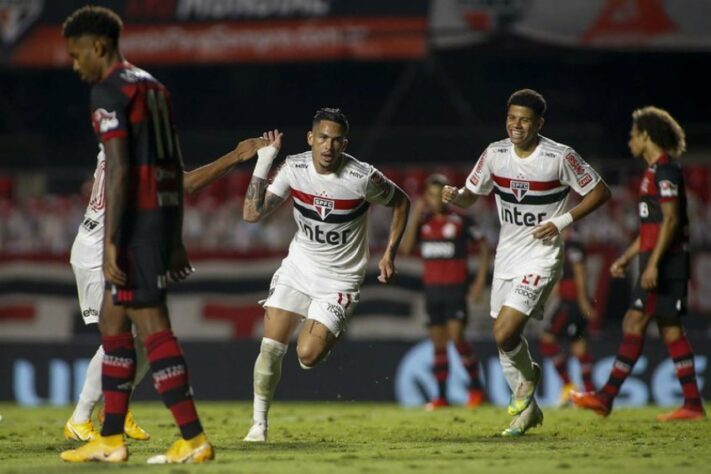 O São Paulo enfrenta o Flamengo neste domingo, às 16h, no Maracanã, em busca de manter a sequência de nove partidas sem derrota para o clube carioca. Em nove jogos, foram seis vitórias e três empates. Relembre essa sequência invicta na galeria. 