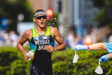 Manoel Messias fica em 28º no triatlo em Tóquio.