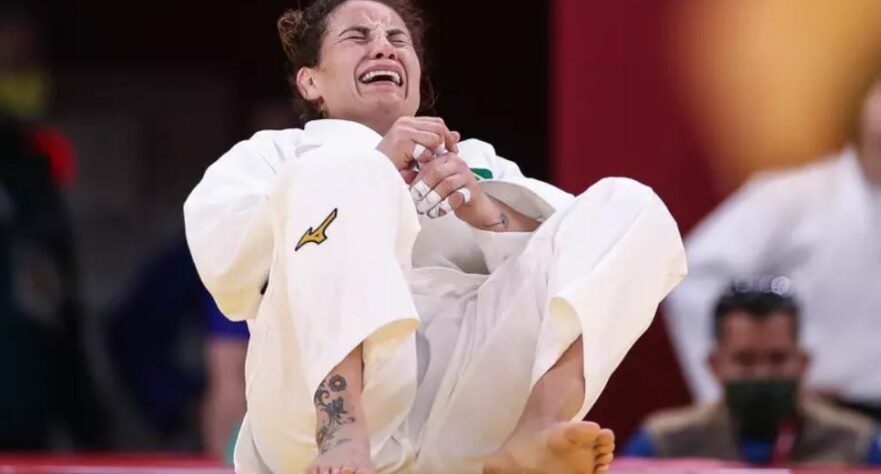 A judoca Maria Portela chorou ao ser eliminada dos Jogos Olímpicos ao perder para a russa Madina Taimazova após quase 15 minutos de luta. O resultado foi polêmico, com uma revisão de golpe que não foi validado a favor da brasileira.