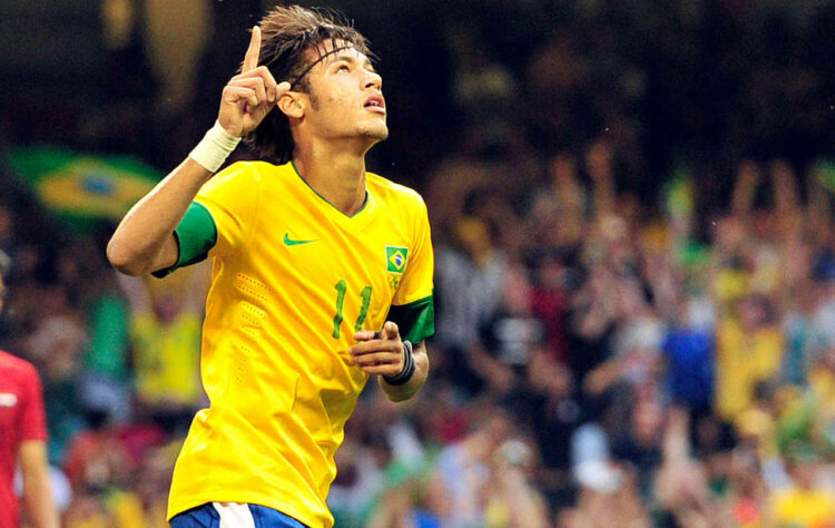 Neymar – atacante – Em 2012, jogava no Santos. Hoje está no Paris Saint-Germain.