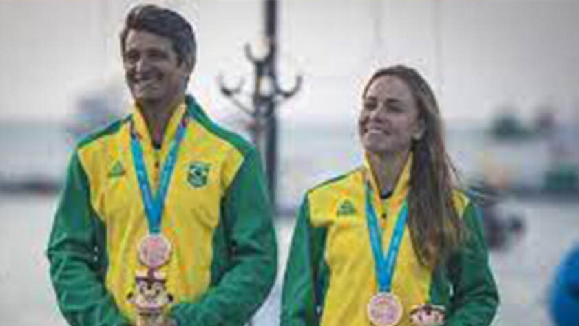 Mais vela: às 2h35, Samuel Albrecht e Gabriela Nicolino fazem as regatas 1 a 3 na categoria Nacra 17. 