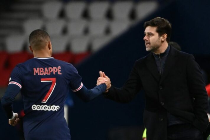 ESQUENTOU - O treinador do Paris Saint-Germain, Mauricio Pochettino, comentou sobre o futuro de Mbappé. Em entrevista nesta sexta-feira, o argentino disse que não sabe a decisão do jogador, mas ‘tem suspeitas’, deixando dúvidas no ar. "Eu não sei a decisão dele. É algo pessoal entre Mbappé e o clube. Eu posso ter suspeitas, mas cabe a Kylian e ao clube comunicar isto"