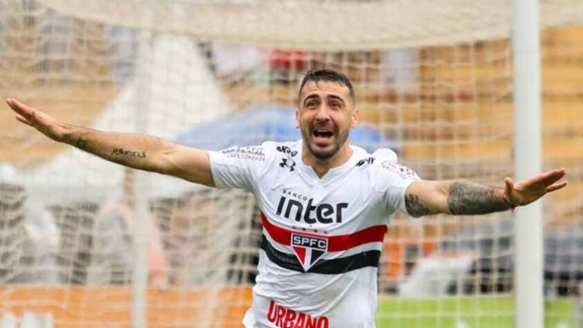 Gols: Lucas Pratto (foto) e Hernanes