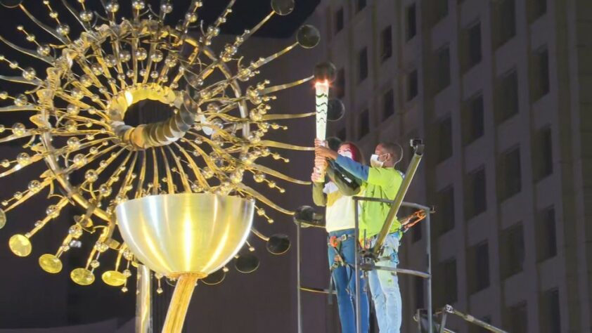 Antes da cerimônia de abertura da Olimpíada de Tóquio, a Prefeitura do Rio de Janeiro reacendeu a pira olímpica da Rio 2016. A pira olímpica ficará acesa durante os Jogos Olímpicos de Tóquio. A chama se apagou, mas a prefeitura reacendeu duas horas depois. 