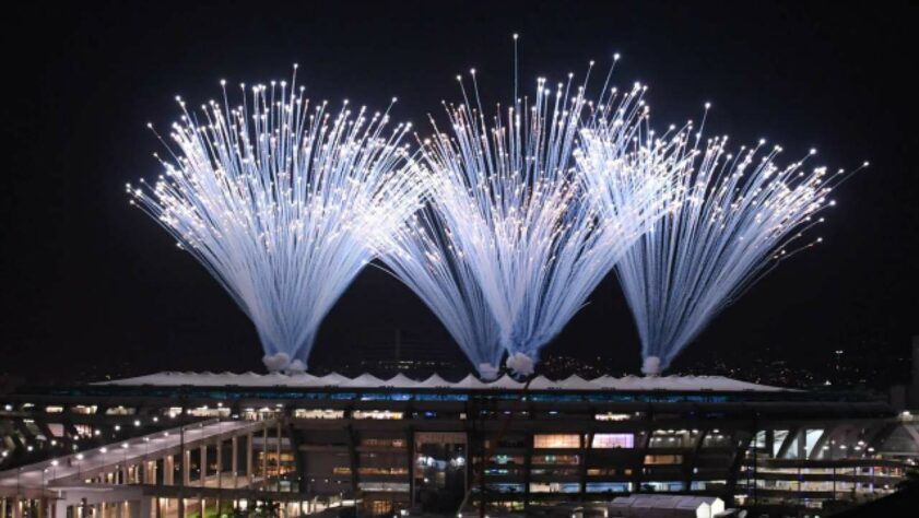 A Rio 2016 superou, em muito, os números anteriores de camisinhas dadas. Foram 450 mil preservativos disponibilizados para os 17 dias de evento, sendo 100 mil femininos. No total, 41 displays espalhados pela Vila forneciam os preservativos. As máquinas tinham a descrição "Celebre com camisinha" em português, inglês e espanhol.