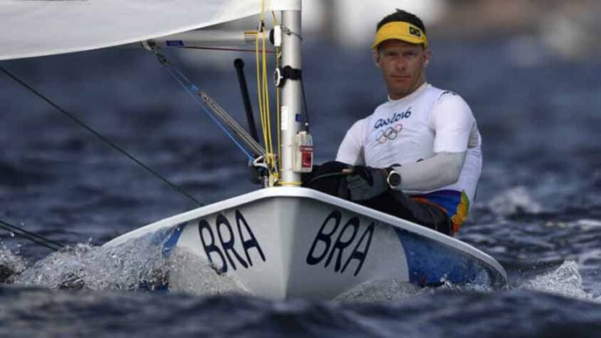 O velejador Robert Scheidt, de 48 anos, foi à água para aquecer para disputar a sua sétima edição de Jogos Olímpicos na carreira. Scheidt foi medalhista de ouro em Atlanta 1996 e Atenas 2004, além de prata em Sidney 2000 e Pequim 2008, e bronze em Londres 2012. 