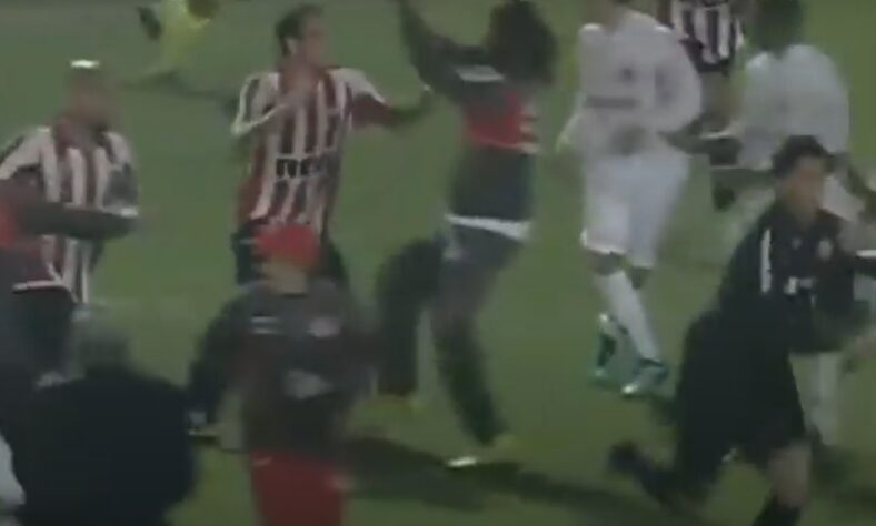 Nas quartas da Libertadores de 2010, o Internacional buscou um gol aos 43 minutos do segundo tempo contra o Estudiantes-ARG e avançou para a semi, mesmo com derrota por 2 a 1. O jogo, na Argentina, terminou em uma imensa confusão. Após o apito final, Desábato (o mesmo da história anterior) se desentendeu com o compatriota Abbondanzieri e atingiu o goleiro do Inter com um chute. O goleiro reserva do Inter, Lauro, deixou o banco e agrediu o defensor do Estudiantes, ampliando o problema. A situação virou uma briga generalizada.