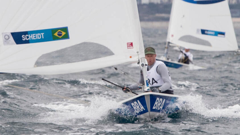 LASER - Lenda da vela no Brasil, Robert Scheidt disputou a regata das medalhas, mas terminou em 9ª, encerrando a participação em Tóquio com a 8ª posição geral na classe Laser