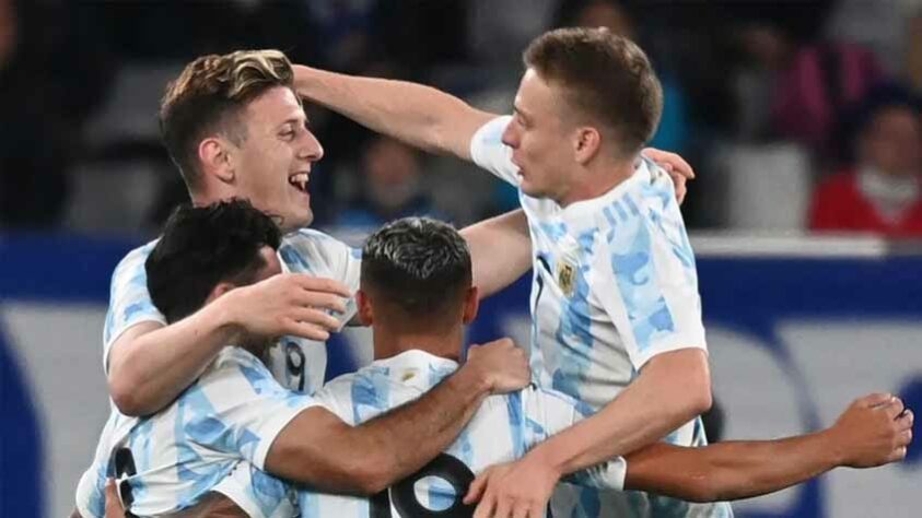Seleção Argentina se consola depois de perder para Austrália.