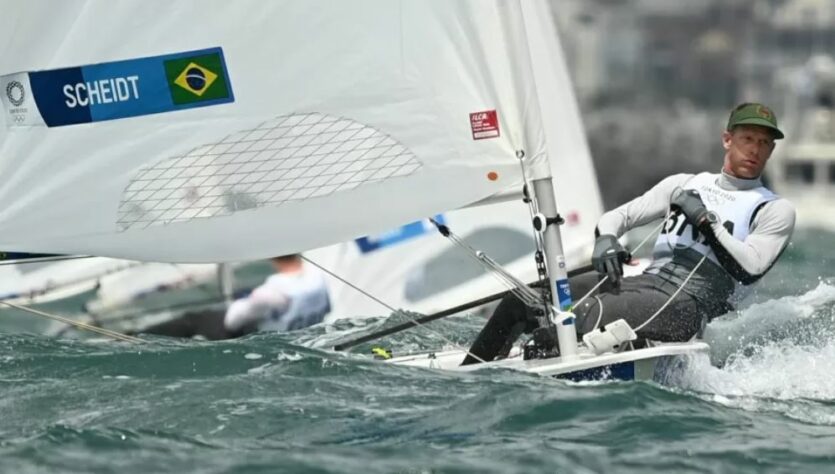 O bicampeão olímpico Robert Scheidt caiu para o sexto lugar da classe Laser, mas garantiu vaga na Medal Race. O veterano velejador, de 48 anos, vai disputar mais uma medalha olímpica. 