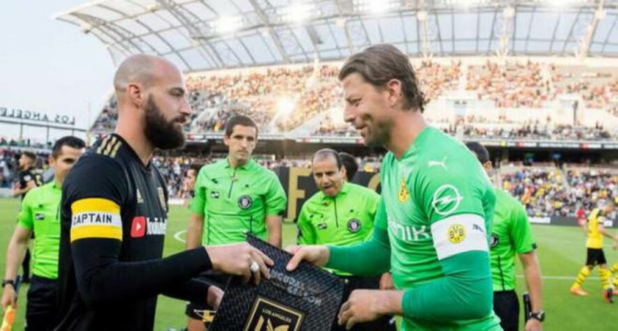 Roman Weindenfeller (reserva): experiente goleiro que defendeu por anos o Borussia Dortmund, o atleta se aposentou aos 37 anos e se tornou dirigente no clube alemão onde jogou por tanto tempo.