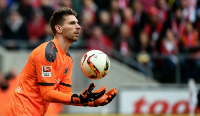 Robert Zieler (reserva): goleiro de destaque quando atuava pelo Hannover 96, sentiu o avanço da idade e hoje pertence ao Colônia, porém não é mais chamado para a seleção nacional.