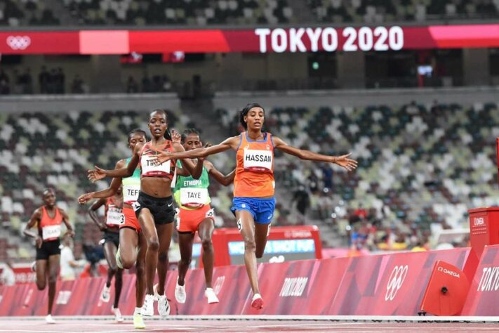 ATLETISMO - Sifan Hassan fez história em Tóquio. Após sofrer um acidente na prova de classificação dos 1.500m, a holandesa conseguiu se recuperar e vencer a mesma bateria com o tempo de 4min05s17.