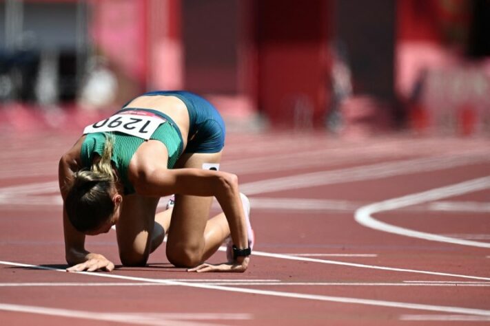 ATLETISMO - A brasileira Tatiane Raquel da Silva conseguiu neste sábado o recorde brasileiro nos 3.000m com obstáculos, com o tempo de 9m36s43, mas não se classificou para a final dos Jogos Olímpicos de Tóquio. Ela terminou na sétima posição na série, e em 28º no geral, enquanto a outra brasileira na prova, Simone Ferraz, ficou para trás com o tempo de 10m00s92, em 14º e último lugar (38º geral). Lucas Carvalho ficou na sétima colocação em sua bateria dos 400m e foi eliminado. Já Eliane Martins ficou em oitavo no salto em distância feminino, no grupo B da eliminatória e teve 6,43m de marca, obtida no segundo salto logo após queimar a primeira tentativa. Ela ainda saltou 6,38m na rodada final, mas não conseguiu se classificar