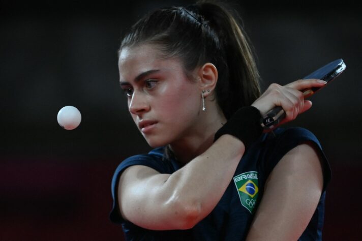 TÊNIS DE MESA FEMININO - O time de Hong Kong venceu do Brasil nas oitavas de final do tênis de mesa feminino por equipes e se despediu dos Jogos Olímpicos de Tóquio. As brasileiras foram superadas por 3 sets a 1 em jogos dramáticos, que somavam partida de duplas, com Jéssica Yamada e Carol Kumahara e individuais, com Bruna Takahashi