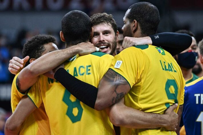 Já classificado, o Brasil venceu a França por 3 sets a 2 (parciais de 25-22, 37-39, 25-17, 21-25, 20-18) em uma partida emocionante. 