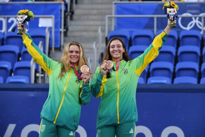 Luisa Stefani e Laura Pigossi - medalha de bronze - tênis (dupla feminina) - R$ 100 mil