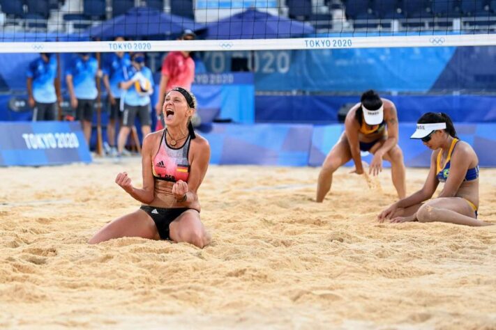 Já a outra dupla brasileira foi eliminada dos Jogos Olímpicos. Agatha e Duda foram surpreendidas pelas alemãs Laura Ludwig e Margareta Kozuch e perderam por 2 sets as 1 (parciais de 19-21, 21-19 e 16-14). 