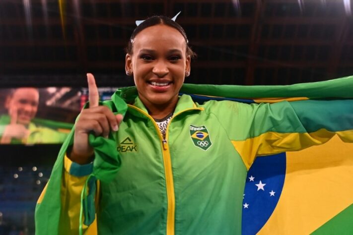CERIMÔNIA DE ENCERRAMENTO - Rebeca Andrade foi escolhida para ser a porta-bandeira do Brasil na cerimônia de encerramento dos Jogos Olímpicos de Tóquio. Rebeca foi medalha de ouro no salto e medalha de prata no individual geral de ginástica artística. 