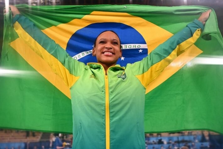Não satisfeita com a prata, Rebeca Andrade encantou o mundo com uma apresentação impecável no salto e conquistou sua segunda medalha em Tóquio, desta vez de ouro. É a primeira medalha dourada da ginástica feminina do Brasil na história dos Jogos.