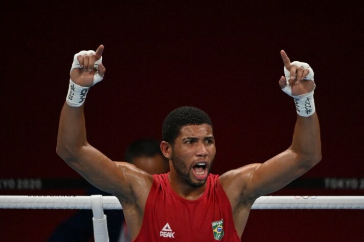 BOXE - Após a vitória de Abner Teixeira, foi a vez de Hebert Souza garantir lugar na semifinal. Na categoria até 75kg, o brasileiro venceu Abilkhan Amankul, do Cazaquistão, e garante, no mínimo, a medalha de bronze por não ter disputa de terceiro lugar no boxe olímpico