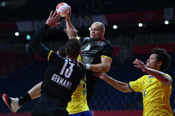 O Brasil deu adeus aos Jogos Olímpicos de Tóquio no handebol masculino. A Seleção Brasileira foi derrotada pela Alemanha por 29 a 25 e sofreu a quarta derrota em cinco jogos. 