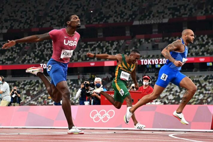 O italiano Lamont Marcell Jacobs é o novo homem mais rápido do mundo. O velocista da Itália surpreendeu, desbancou os favoritos, terminou a prova em 9.80s e conquistou a medalha de ouro da prova mais rápida do atletismo. O americano Fred Kerley (9.84s) ficou com a prata e o canadense Andre De Grasse (9.89s) completou o pódio, com bronze.