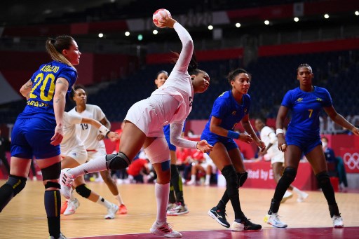 HANDEBOL FEMININO - A seleção brasileira feminina de handebol entrou em quadra nesta segunda-feira precisando no mínimo do empate para avançar às quartas de final. No entanto, a equipe de Jorge Dueñas não fez grande partida, tanto no ataque, quanto na defesa e foi derrotada pela França por 29 a 22. Com o tropeço, a equipe foi eliminada dos Jogos Olímpicos de Tóquio.