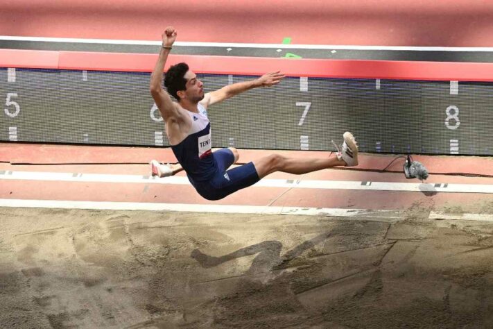 ATLETISMO - O grego Miltiadis Tentoglou conquistou a medalha de ouro no salto em distância após atingir a marca de 8,41m. Ele superou os cubanos Juan Miguel Echevarría (8,41m), que ficou com a prata, e Maykel Massó (8,21m), que foi bronze. A disputa foi emocionante e só foi decidida no último salto do grego, que, inclusive, estava fora do pódio até então.