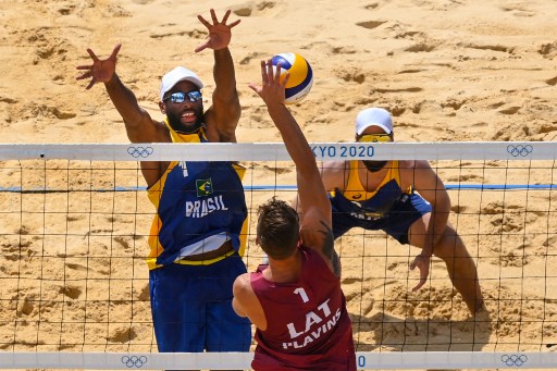 VÔLEI DE PRAIA - Evandro e Bruno Schmidt erraram mais – cederam 13 pontos contra apenas 5 dos adversários -, foram derrotados por Martins Plavins e Edgars Tocs, da Letônia, por 2 sets a 0 – parciais de 21-19 e 21-18 – e acabaram eliminados nas oitavas de final no torneio de vôlei de praia dos Jogos de Tóquio.