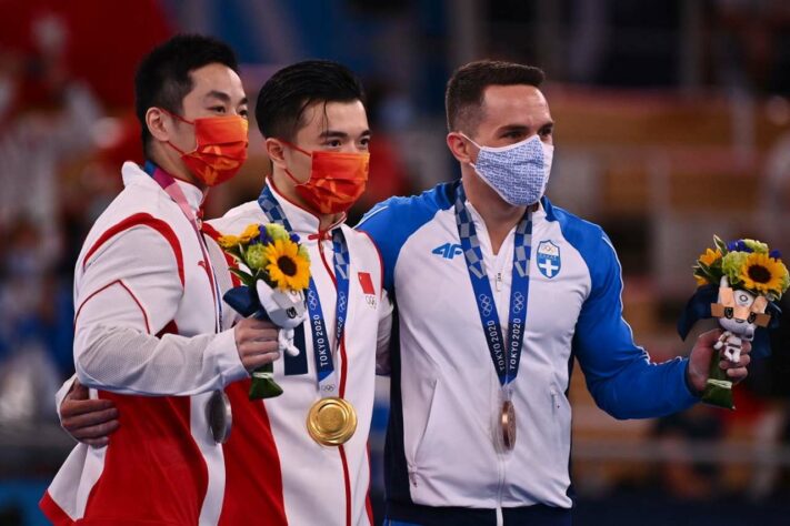 GINÁSTICA ARTÍSTICA - Os chineses Liu Yang (15.500) e You Hao (15.300) fizeram dobradinha e ganharam as medalhas de ouro e prata, respectivamente. O grego Eleftherios Petrounias (15.200), medalhista de ouro no Rio-2016, completou o pódio e ficou com o bronze.