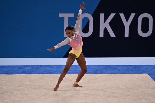 GINÁSTICA ARTÍSTICA - Após conquistar a medalha de prata na final do individual geral e o ouro no salto, Rebeca Andrade terminou a final do solo em 5º lugar. Em uma final de nível alto e de poucos erros, a brasileira falhou na primeira acrobacia e deu um passo para fora do tablado. Rebeca fez 14.033 pontos e ficou a 0.133 pontos do pódio.